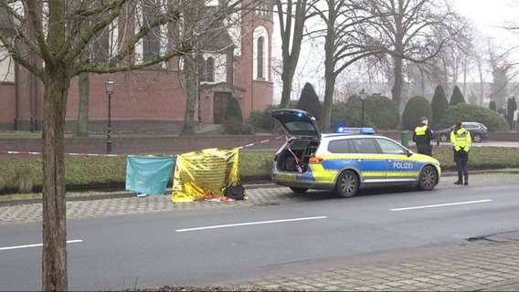 Ein Einsatzfahrzeug der Polizei steht in Papenburg, nach einem Leichenfund. © Nord-West-Media TV 