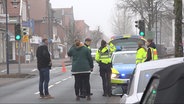 Ein Einsatzfahrzeug der Polizei steht in Papenburg, nach einem Leichenfund. © Nord-West-Media TV 