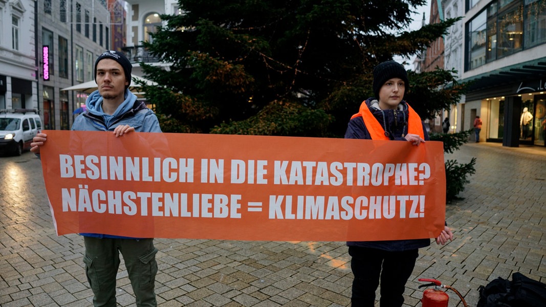 "Letzte Generation" Aktivisten besprühen Weihnachtsbaum mit Farbe