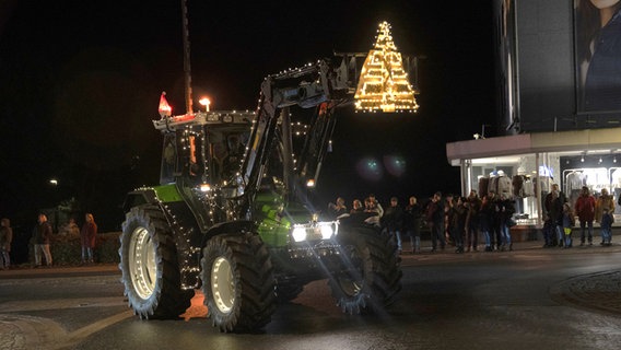 Ein weihnachtlich geschmückter Traktor fährt durch Sulingen. © Landvolk 