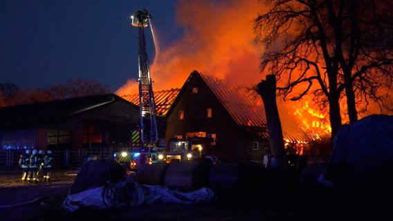 Ein Bauernhof steht in Flammen. © NonstopNews 