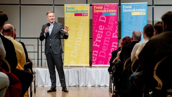 Christian Lindner, Bundesvorsitzender der FDP, spricht bei einer Wahlkampfveranstaltung in der Weser-Ems-Halle in Oldenburg. © dpa-Bildfunk Foto: Hauke-Christian Dittrich