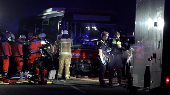 Polizisten und Feuerwehrleute an einer Unfallstelle mit einem Linienbus in Osterholz-Scharmbeck © NonstopNews 