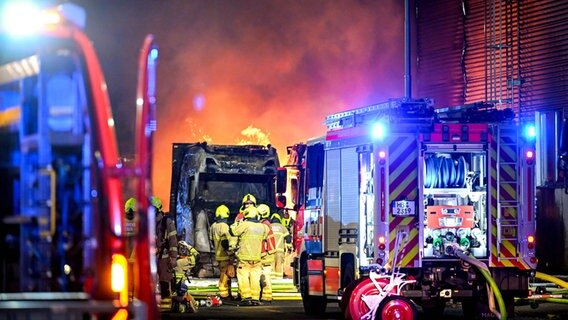 Die Feuerwehr bekämpft einen Brand in der Bremer Überseestadt. Zwei Lastwagen haben auf dem Gelände des Großmarkts Feuer gefangen. © Sina Schuldt/dpa Foto: Sina Schuldt/dpa