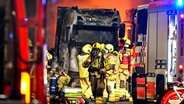 Feuerwehr im Einsatz bei zwei brennenden Lkw in Bremen Überseestadt. © Sina Schuldt/dpa Foto: Sina Schuldt/dpa