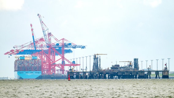 Blick auf die Baustelle für einen Anleger, der für ein zweites LNG-Terminal benötigt wird. © picture alliance/dpa | Sina Schuldt Foto: Sina Schuldt