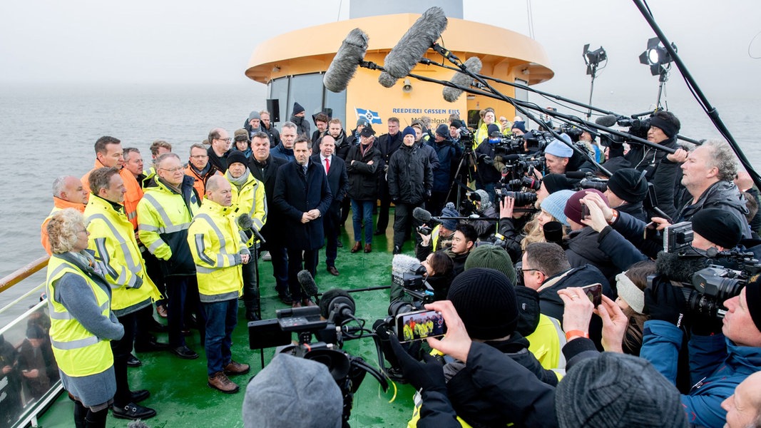 Politgrößen Feiern Erstes LNG-Terminal In Wilhelmshaven | NDR.de ...