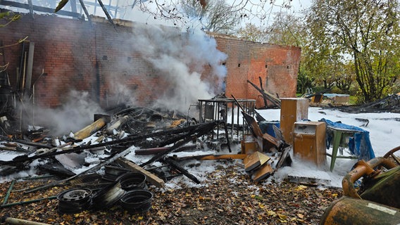 Eine Scheune ist nach einem Brand zerstört. © Nord-West-Media TV 