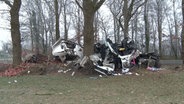 Ein zerstörter Lkw liegt nach einem Unfall an einer Straße. © Nord-West-Media TV 