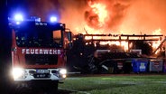 Brand in Lunestedt: Ein Wohnhaus und eine Tischlerei stehen in Flammen; Rauch steigt auf. © Nonstop News 