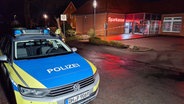 Polizisten  bei einer Sparkassenfiliale in Groß Mackenstedt, in der ein Geldautomat gepsrengt wurde. © Nord-West-Media TV 
