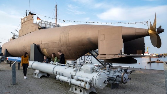 Jugendliche gucken sich auf dem Gelände des Marinemuseums Wilhelmshaven ein Ausstellungsstück an. © Marinemuseum Wilhelmshaven 