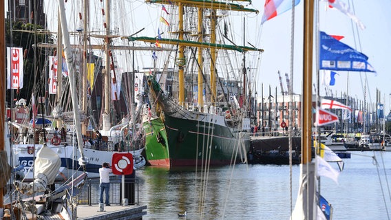 Die "Alexander von Humboldt II" und weitere Segelschiffe bei den Maritimen Tagen in Wilhelmshaven © Erlebnis Bremerhaven GmbH Foto: Wolfhard Scheer