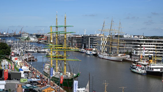 Die "Alexander von Humboldt II" und weitere Segelschiffe bei den Maritimen Tagen in Bremerhaven. © picture alliance/dpa | Karsten Klama Foto: Karsten Klama