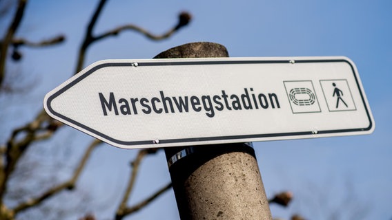 Ein Hinweisschild weist den Weg zum Oldenburger Marschwegstadion. © picture alliance Foto: Hauke-Christian Dittrich