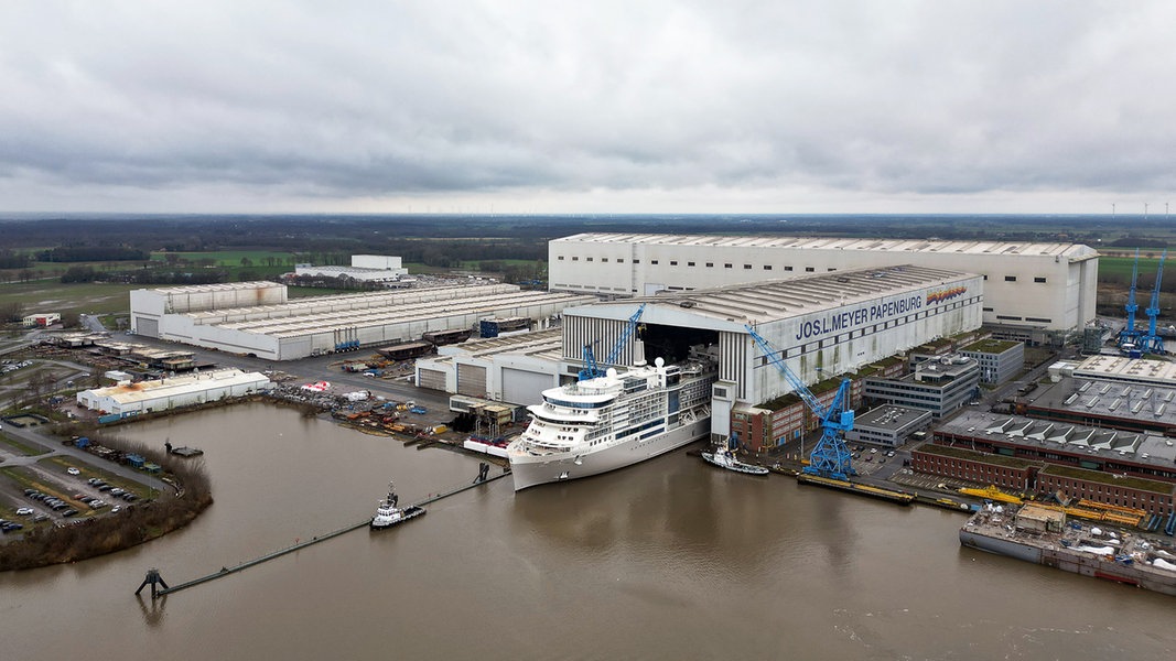 Ein Kreuzfahrtschiff verlässt das überdachte Baudock der Meyer Werft. 