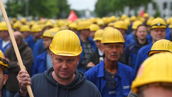 Mitarbeitende der Meyer Werft verlassen eine Betriebsversammlung. © picture alliance/dpa Foto: Lars Penning