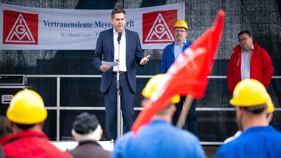 Wirtschaftsminister von Niedersachsen, spricht bei einer Kundgebung vor dem Werkstor zu der Belegschaft der Meyer Werft. © dpa-Bildfunk Foto:  Sina Schuldt/dpa