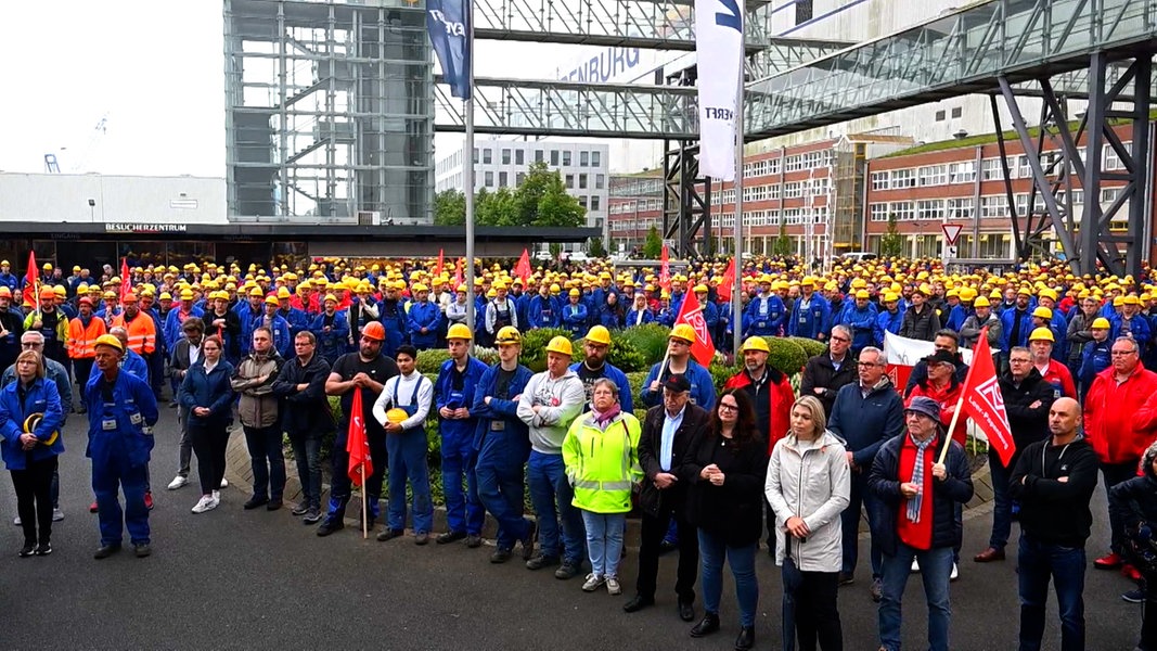 Demonstrierende vor dem Werkstor der Meyer Werft in Papenburg.
