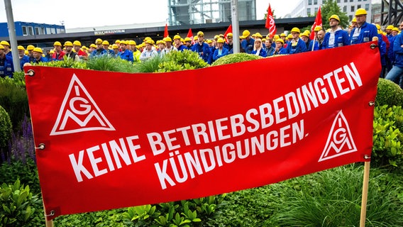 "Keine betriebsbedingten Kündigungen" steht bei einer Kundgebung vor dem Werkstor der Meyer Werft auf einem Transparent der IG Metall. © Sina Schuldt/dpa Foto: Sina Schuldt/dpa