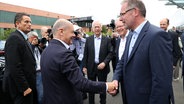 Bundeskanzler Olaf Scholz (SPD, 2.v.l) besucht die Meyer Werft in Papenburg und begrüßt den Betriebsratsvorsitzenden der Meyer Werft, Andreas Hansen. © Markus Hibbeler/dpa Foto: Markus Hibbeler