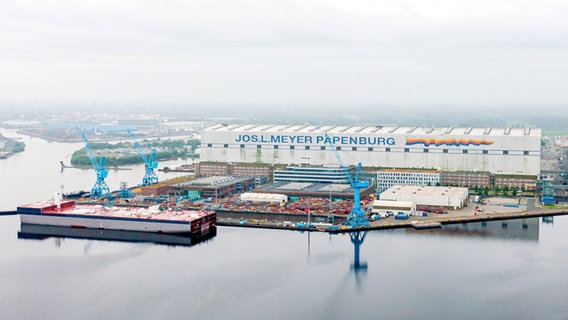 Die Meyer Werft an der Ems (Luftaufnahme). © picture Alliance/dpa | Sina Schuldt Foto: Sina Schuldt