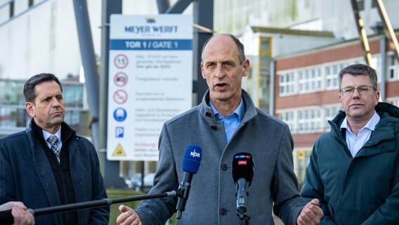 Der neue Aufsichtsrat der Meyer Werft steht nebeneinander: Links Niedersachsens Wirtschaftsminister Olaf Lies, in der Mitte Aufsichtsratvorsitzender Klaus Richter, rechts IG Metall Bezirkssekretär Heiko Messerschmidt. © Meyer Werft 