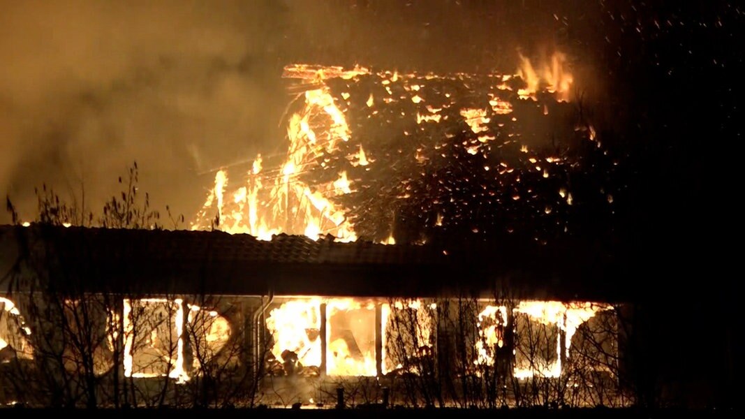 Eine Sporthalle in Moormerland steht in Flammen