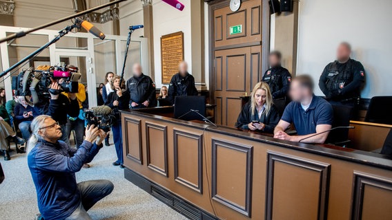 Der Angeklagte sitzt neben seiner Verteidigerin Daniela Post in einem Gerichtssaal im Landgericht Verden und wird von Medienvertretern gefilmt. © Hauke-Christian Dittrich/dpa Foto: Hauke-Christian Dittrich