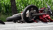 Ein Motorrad liegt nach einem Unfall auf der Straße. © NonstopNews 