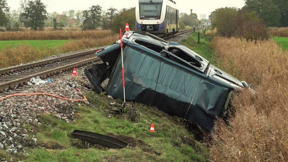 EIn zerstörtes Auto nach einer Kollision mit einem Zug nahe Mulsum © NonstopNews 