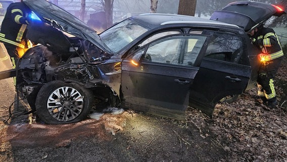 Ein Auto ist nach einem Unfall in Stade stark beschädigt. © Polizeiinspektion Stade 