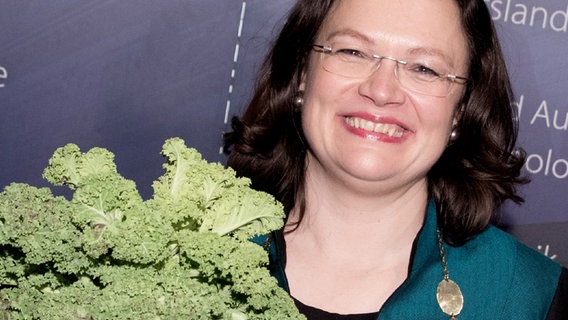 2017: Bundesarbeitsministerin Andrea Nahles (SPD) hält nach der Wahl zur Oldenburger Grünkohlkönigin einen Grünkohl in der Hand. © picture alliance / Jörg Carstensen/dpa | Jörg Carstensen Foto: Jörg Carstensen