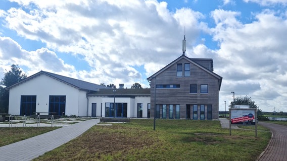 Ein breites, frisch renoviertes Gebäude vor bewölktem Himmel. © Naturschutz- und Bildungszentrum Alfsee Foto: Judith Perez