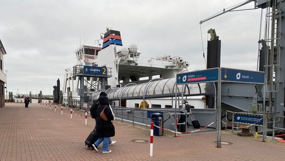 Einige Menschen auf dem Weg zu einer Fähre in Norddeich © NDR Foto: Jan-Bastian Buck