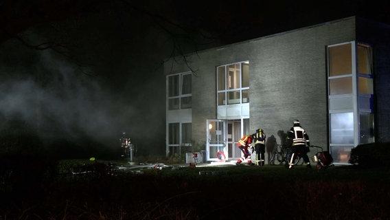 Einsatzkräfte der Feuerwehr löschen einen Brand in einem Pflegeheim in Norden. © NonstopNews 