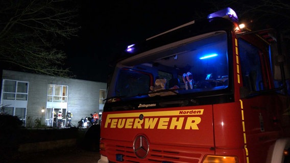 Einsatzkräfte der Feuerwehr löschen einen Brand in einem Pflegeheim in Norden. © NonstopNews 