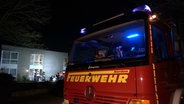 Einsatzkräfte der Feuerwehr löschen einen Brand in einem Pflegeheim in Norden. © NonstopNews 