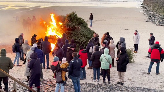 Auf Norderney findet nach schwedischem Brauch ein Weihnachtsbaumverbrennen am Strand statt. © NonstopNews 