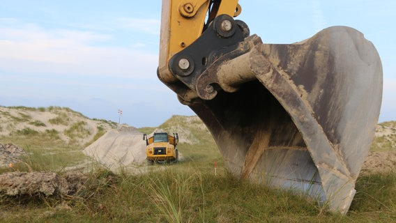 Auf Norderney finden Baggerarbeiten zum Küstenschutz statt. Die Dünen werden mit Sand verstärkt. © picture alliance/dpa Foto: Volker Bartels