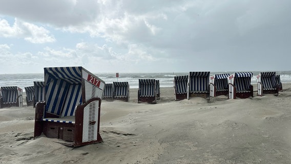 Strandkörbe während eines Sturms am Strand von Norderney © NDR Foto: Sinja Schütte