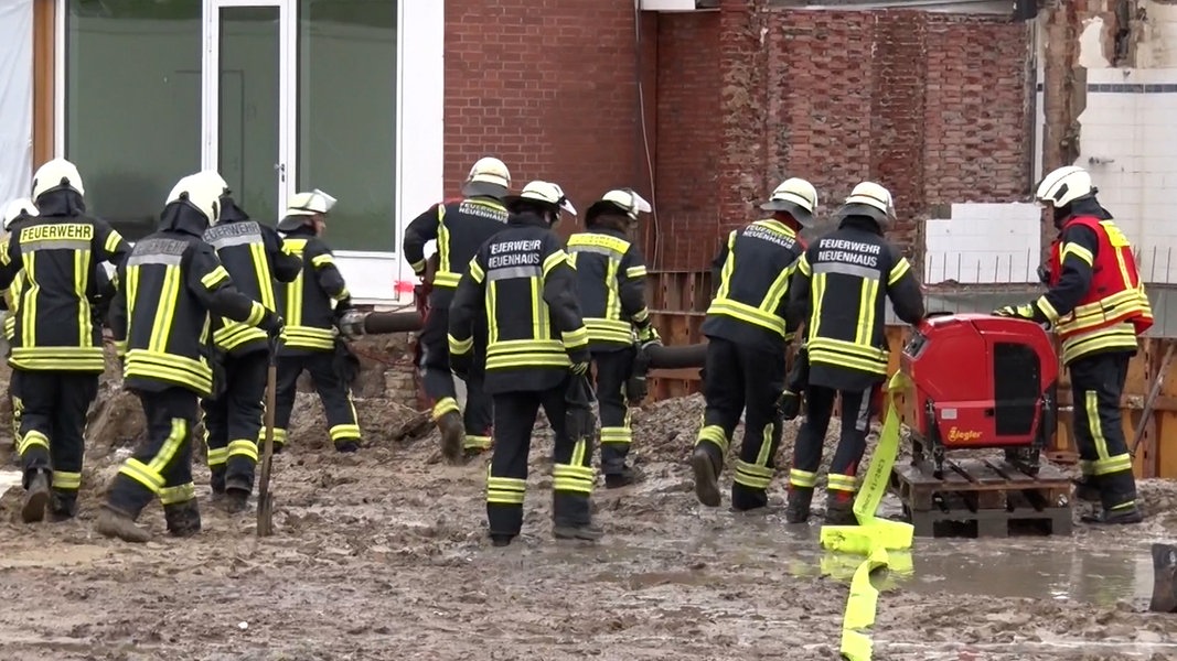 Einsatzkräfte der Feuerwehr pumpen Wasser aus dem Klinikum Nordhorn.