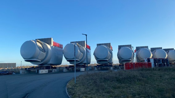 14 Megawatt-Turbinen von Siemens Gamesa bereit für Abtransport in Cuxhaven. © NDR Foto: Peter Becker