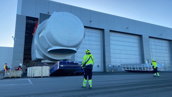 Eine neue 14 Megawatt-Turbinen  von Siemens Gamesa verlässt eine Turbine die Werkshalle. © NDR Foto: Peter Becker