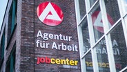 An der Fassade eines roten Backsteingebäudes stehen die Schriftzüge Agentur für Arbeit und Jobcenter Oldenburg. © NDR Foto: Julius Matuschik