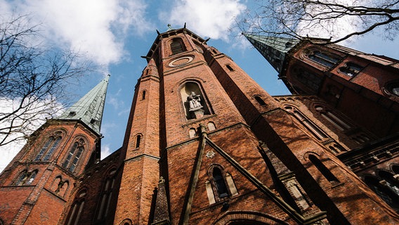 Blick von unten auf den Glockenturm der St. Lamberti-Kirche in Oldenburg. © NDR Foto: Julius Matuschik