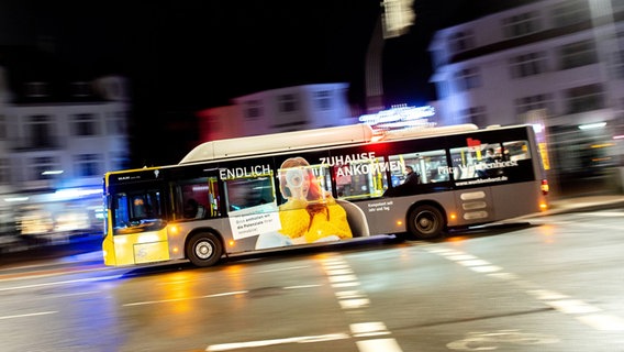 Das Bild zeigt einen Linienbus in Oldenburg bei Nacht. © dpa-Bildfunk Foto: Hauke-Christian Dittrich