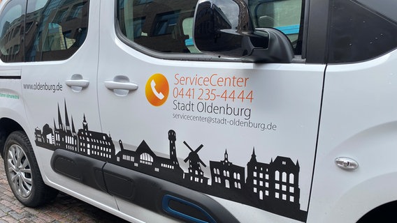 Auf einem Auto der Stadt Oldenburg in Oldenburg sind Silhouetten von Wahrzeichen der Stadt und die Silhouette des Rathauses von Oldenburg in Holstein geklebt. © NDR Foto: Ann-Kathrin Tittel