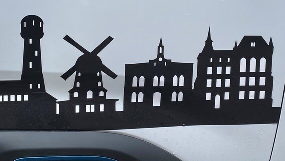 Auf einem Auto der Stadt Oldenburg in Oldenburg sind Silhouetten von Wahrzeichen der Stadt und die Silhouette des Rathauses von Oldenburg in Holstein geklebt. © NDR Foto: Ann-Kathrin Tittel