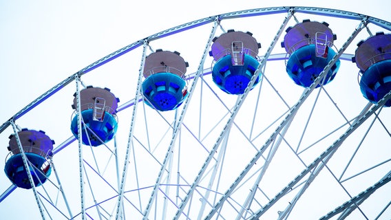 Mehrere Gondeln hängen an einem Riesenrad auf einem Ostermarkt (Schlossplatz). © picture alliance/dpa | Hauke-Christian Dittrich Foto: Hauke-Christian Dittrich